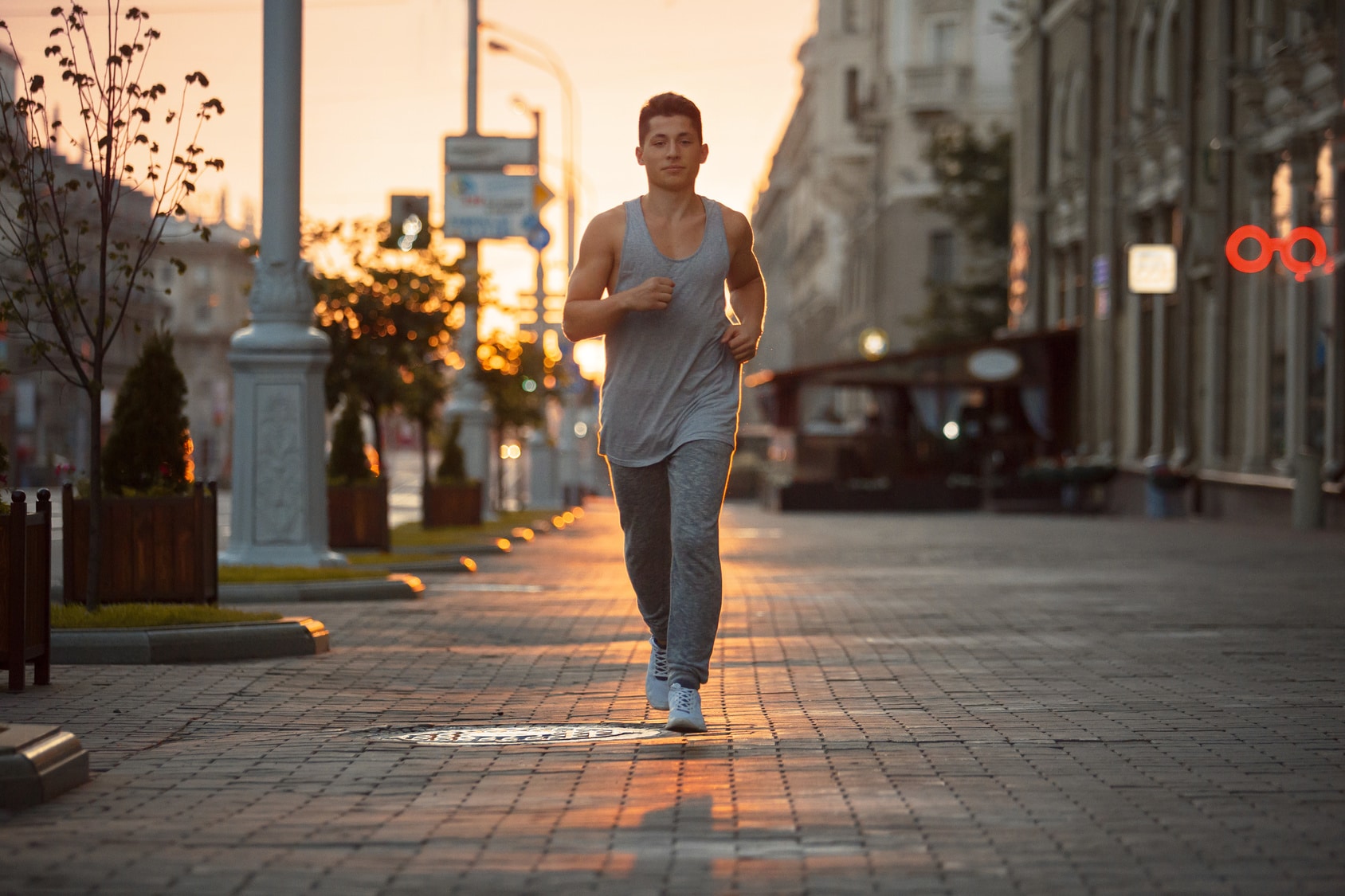 Doing the city. Человек бежит по улице. Убегает по городу. Walking in the City. Walking man Street.